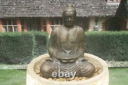 Baignoire Granery Avec La Fontaine Sereine D’eau De Pierre De Bouddha Comportent L’ornement De Jardin