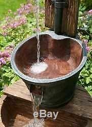 Baril En Bois Et Seau Caractéristique D'eau Traditionnelle, Fontaine De Jardin, Lumières, Solaire