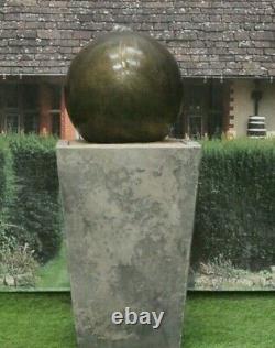 Boule De Sphère Sur L’ornement De Jardin De Dispositif De Fontaine D’eau De Pierre De Baquet De Cantabury