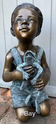 Bronze Fontaine D'eau Caractéristiques Jeune Garçon Tenant Sculpture Haut Jardin De Grenouille