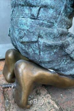 Bronze Fontaine D'eau Caractéristiques Jeune Garçon Tenant Sculpture Haut Jardin De Grenouille