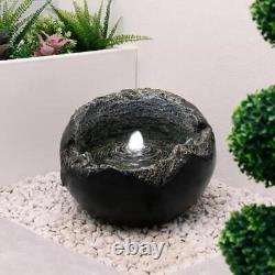 Caractéristique de jardin extérieur avec fontaine à eau en forme de rocher alimentée par l'énergie solaire et lumière LED