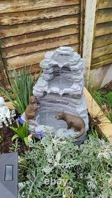 Caractéristiques de Fontaine Solaire pour Jardin Décor Extérieur Grand Bac à Oiseaux Loutre 54cm