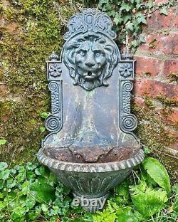 Fontaine D'eau De Fonte De Lion En Fonte Antique