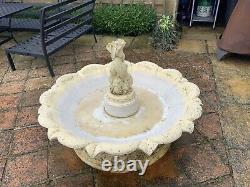 Fontaine D'eau De Jardin En Pierre Avec Détail De Poisson
