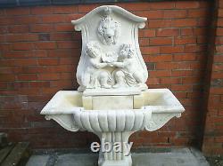 Fontaine D'eau De Jardin. Grande Statue De Mur Extérieur En Pierre. Lion & Cherub & Shell