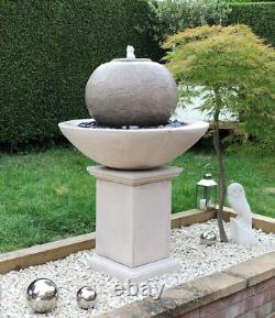 Fontaine à balles de patio sur plinthe classique, élément d'eau en pierre, ornement de jardin.