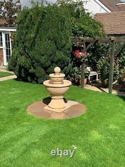 Fontaine d'eau Camelot, ornement de jardin en pierre