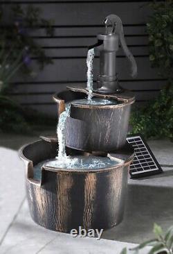 Fontaine d'eau alimentée par l'énergie solaire et en forme de tonneau fatigué pour une utilisation en extérieur.