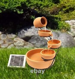 Fontaine d'eau en cascade en argile de terracotta alimentée par l'énergie solaire pour jardin extérieur