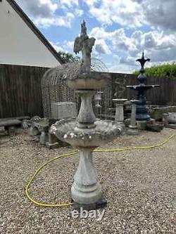 Fontaine d'eau en pierre reconstituée pour jardin décoratif avec récupération d'eau
