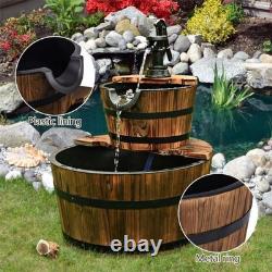 Fontaine d'eau extérieure avec pompe en baril en bois, décoration rustique vintage pour jardin et patio.