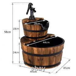 Fontaine d'eau extérieure avec pompe en baril en bois, décoration rustique vintage pour jardin et patio.