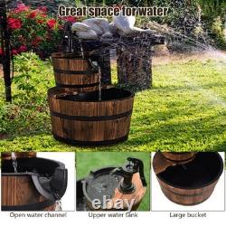 Fontaine d'eau extérieure avec pompe en baril en bois, décoration rustique vintage pour jardin et patio. Fontaine d'eau extérieure avec pompe en baril en bois, décoration rustique vintage pour jardin et patio.