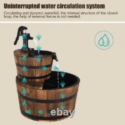 Fontaine d'eau extérieure avec pompe en baril en bois, décoration rustique vintage pour jardin et patio. Fontaine d'eau extérieure avec pompe en baril en bois, décoration rustique vintage pour jardin et patio.