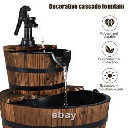 Fontaine d'eau extérieure avec pompe en baril en bois, décoration rustique vintage pour jardin et patio.