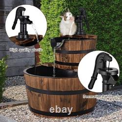 Fontaine d'eau extérieure avec pompe en baril en bois, décoration rustique vintage pour jardin et patio.