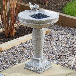 Fontaine d'eau extérieure grise pour oiseaux de jardin avec plumes solaires