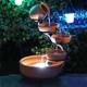 Fontaine De Jardin à Bols En Terre Cuite En Cascade Alimentée Par énergie Solaire Avec éclairage