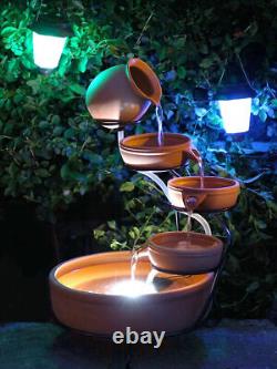 Fontaine de jardin à bols en terre cuite en cascade alimentée par énergie solaire avec éclairage