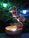 Fontaine De Jardin à Bols En Terre Cuite En Cascade Alimentée Par énergie Solaire Avec Lumière