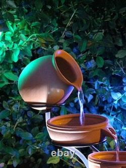 Fontaine de jardin à bols en terre cuite en cascade alimentée par énergie solaire avec lumière