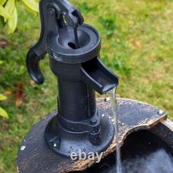 Fontaine de jardin à deux niveaux en forme de tonneau avec pompe à eau, ornée d'un câble électrique