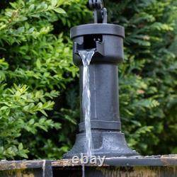 Fontaine de jardin à deux niveaux en forme de tonneau avec pompe à eau, ornée d'un câble électrique