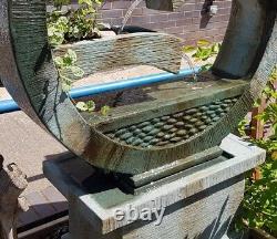 Fontaine de jardin circulaire à déversement d'eau tranquille moderne et contemporaine