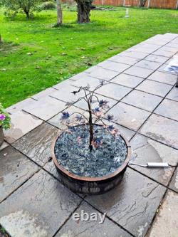 Fontaine de jardin en cuivre fait main avec support en fût de chêne - Caractéristique aquatique extérieure Fontaine de jardin en cuivre fait main avec support en fût de chêne - Caractéristique aquatique extérieure