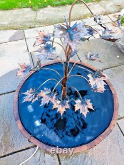 Fontaine de jardin en cuivre fait main avec support en fût de chêne - Caractéristique aquatique extérieure Fontaine de jardin en cuivre fait main avec support en fût de chêne - Caractéristique aquatique extérieure