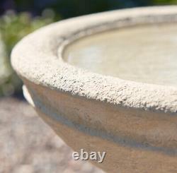 Fontaine de jardin en pierre blanche à l'effet classique floral de bain d'oiseaux
