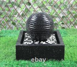 Fontaine de jardin extérieur à énergie solaire en forme de boule noire avec éclairage