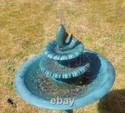 Fontaine de jardin solaire en forme de bain d'oiseaux avec ornement de poisson sur le dessus