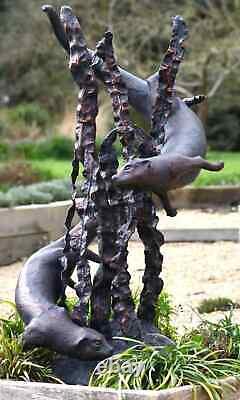 Fontaine de loutres nageant, sculpture de jardin en forme de loutres, ornement en fonte avec jets d'eau