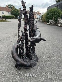 Fontaine de loutres nageant, sculpture de jardin en forme de loutres, ornement en fonte avec jets d'eau