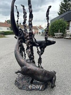 Fontaine de loutres nageant, sculpture de jardin en forme de loutres, ornement en fonte avec jets d'eau