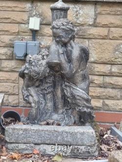 Fontaine et abreuvoir en pierre avec chérubin