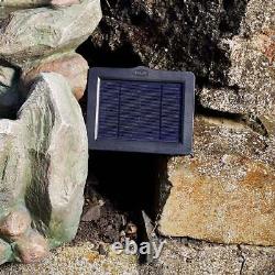 Fontaine extérieure en cascade de roche grise avec alimentation solaire et secteur