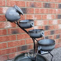Fontaine extérieure solaire à cascade d'eau pour jardin, caractéristique à plusieurs niveaux pour patio et maison.