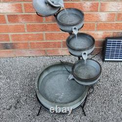 Fontaine extérieure solaire à cascade d'eau pour jardin, caractéristique à plusieurs niveaux pour patio et maison.