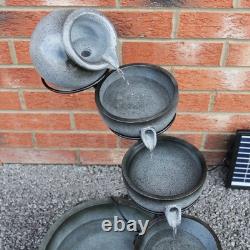 Fontaine extérieure solaire à cascade d'eau pour jardin, caractéristique à plusieurs niveaux pour patio et maison.
