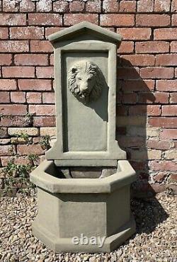 Fontaine murale avec grands lions en pierre, ornement de jardin