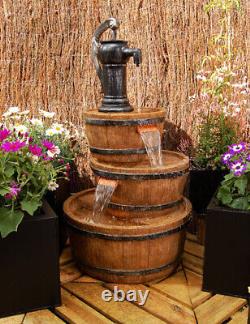 Fontaine rustique en cascade à trois niveaux avec bol de fonctionnalité d'eau de baril à la main pour jardin rural.