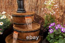 Fontaine rustique en cascade à trois niveaux avec bol de fonctionnalité d'eau de baril à la main pour jardin rural.