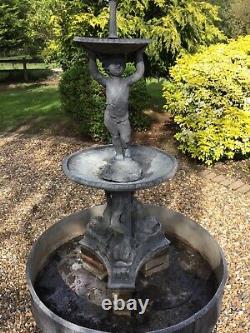 Grand Plomb Antique Trois Niveaux De Fontaine D'eau Cherub Caractéristique De L'eau De Jardin