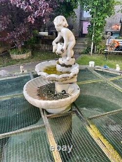 Grande Fontaine De Jardin Caractéristique De L'eau
