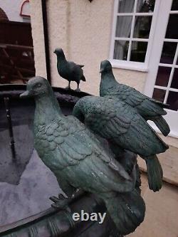 Grande fontaine de jardin antique en bronze avec bain d'oiseaux et élément d'eau du XXe siècle.