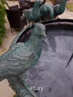Grande fontaine de jardin antique en bronze avec bain d'oiseaux et élément d'eau du XXe siècle.