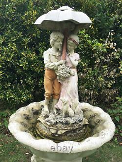 Jardin Fontaine D'eau Couple Feature Et Le Chien Avec Umbrella H135cm W70cm